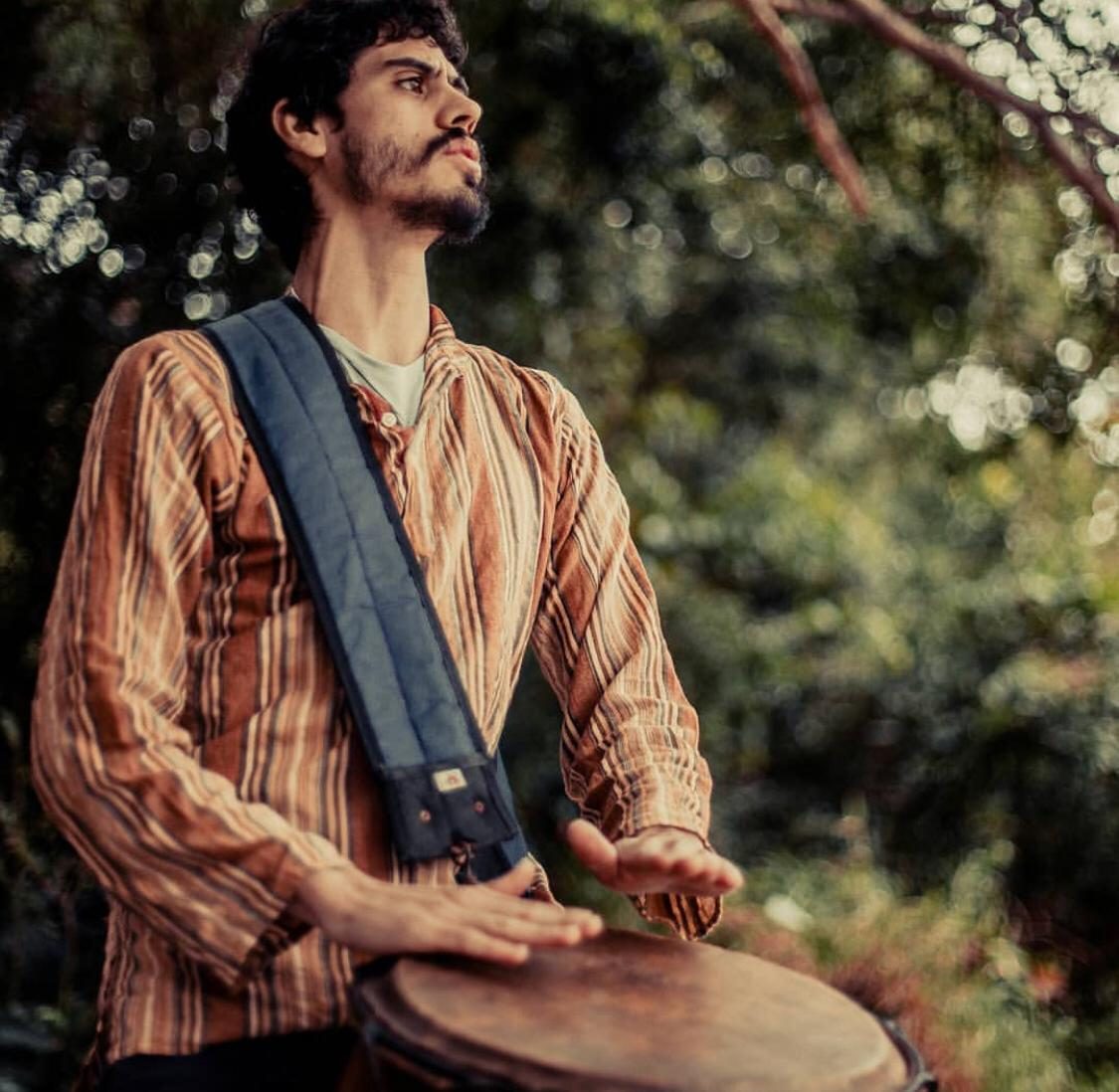 Joaquín Fernández con tambor en la naturaleza